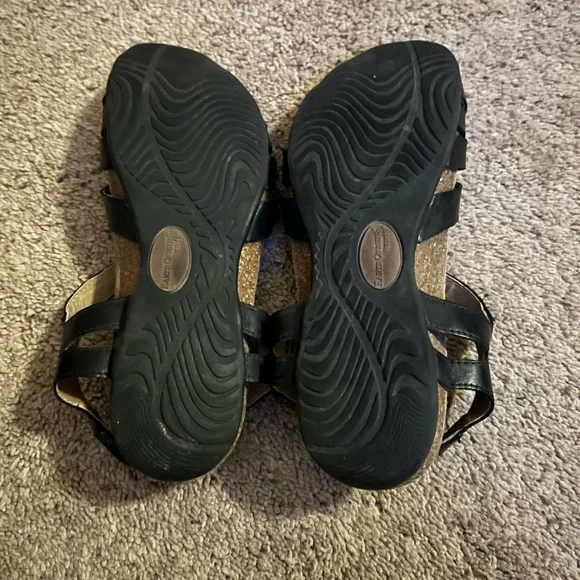 Earth Origins blacks sandals - Picture 3 of 3